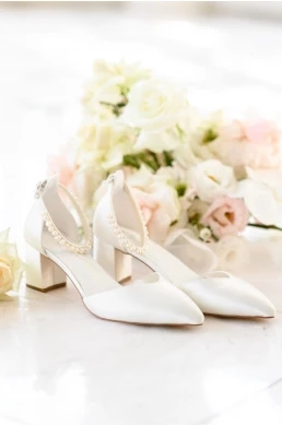 Saténové svadobné šaty s hranatým podpätkom