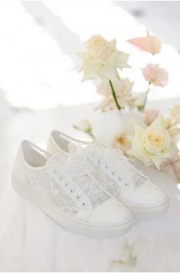 Nádherné čipkované luxusné svadobné tenisky.