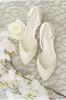 Pohodlné krásne luxusné svadobné topánky.