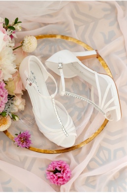 Moderné svadobné topánky zdobené kamienkami Anette.