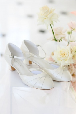 Saténové pohodlné svadobné topánky s remienkom na nízkom hrubšom podpätku.