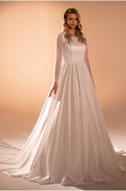 Saténové svadobné šaty s dlhým rukávom.