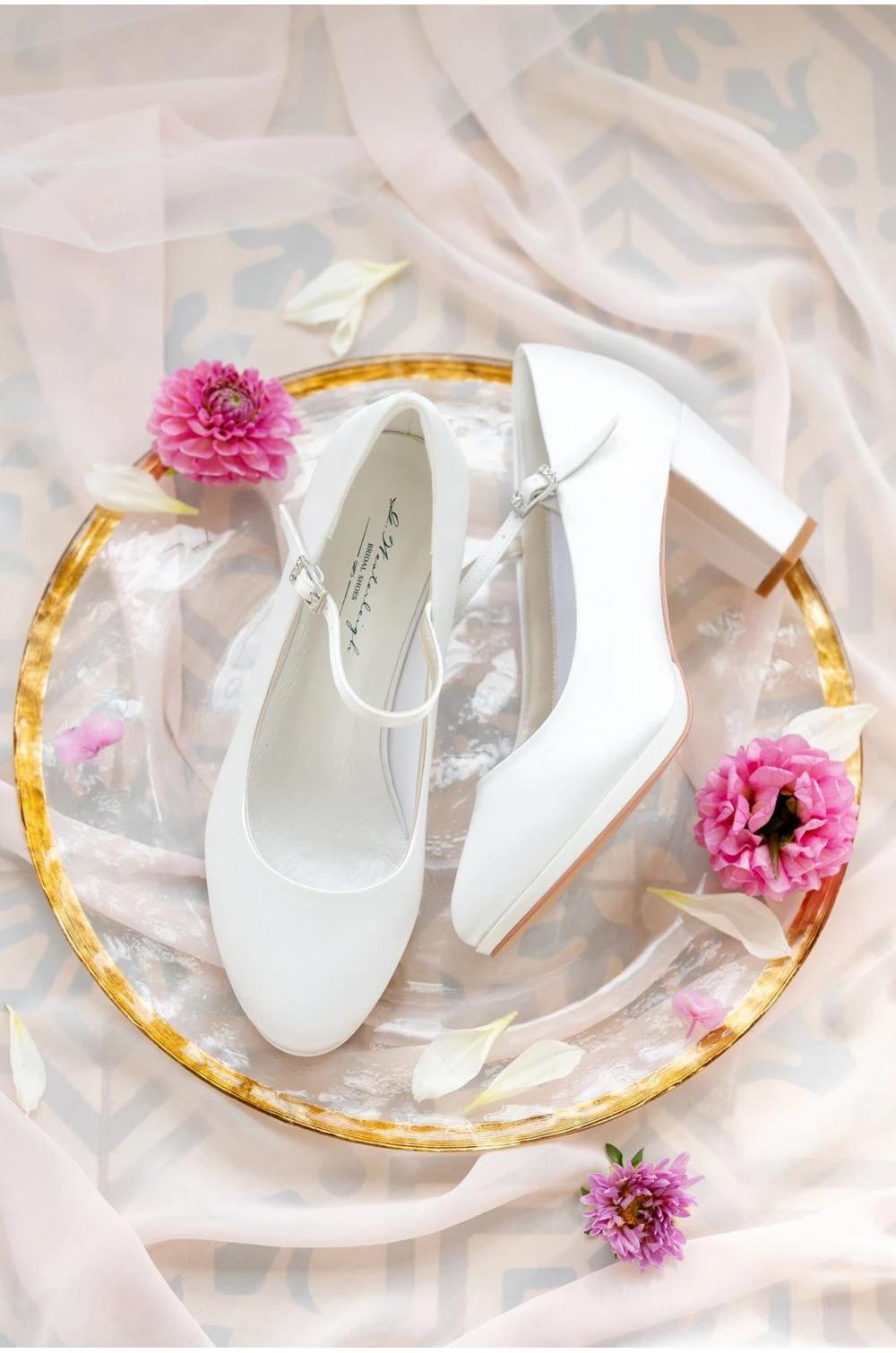 Saténové svadobné lodičky s remienkom s hrubým podpätkom.