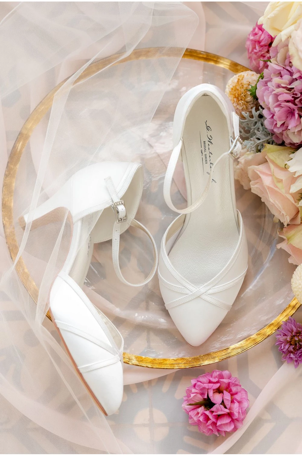 Nádherné saténové svadobné topánky s polovičným podpätkom.