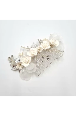 Luxusný hrebienok do vlasov s bielymi porcelánovými kvietkami, striebornými lístkami a látkovými lupienkami.