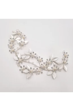Strieborná ozdoba do vlasov pre nevestu s lístkami a kamienkovými kvietkami. Do boku účesu.