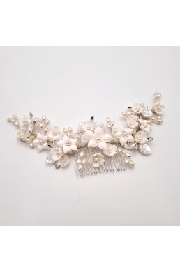 Výrazný svadobný hrebienok s bielymi porcelánovými kvietkami vo farbe ivory.