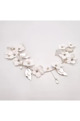 Ozdoba pre nevestu z látkových kvietkov zdobených kamienkami - slonovinová kosť.