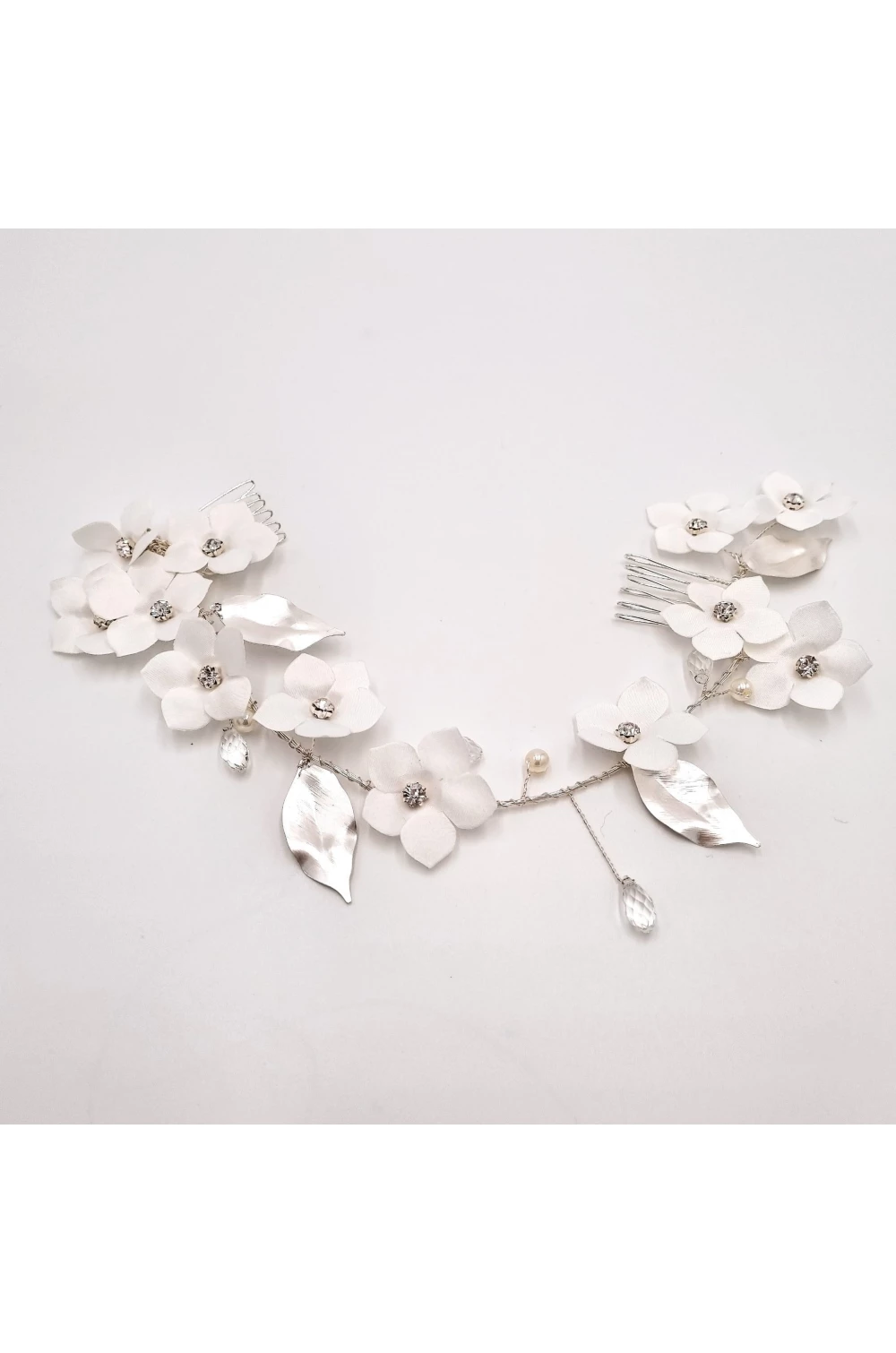 Ozdoba pre nevestu z látkových kvietkov zdobených kamienkami - slonovinová kosť.