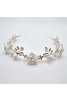 Strieborná korunka s bielymi kvetmi pre nevestu.