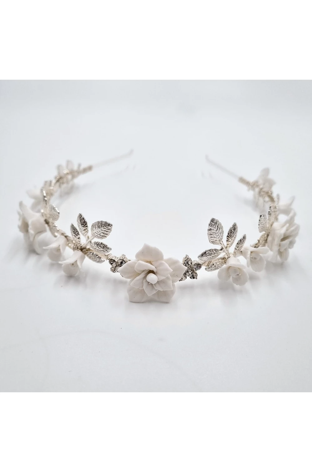 Strieborná korunka s bielymi kvetmi pre nevestu.