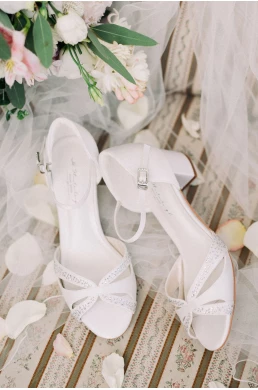 Saténové svadobné sandále s nízkym hrubým podpätkom