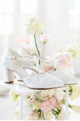 Nádherné moderné čipkované svadobné topánky Indira