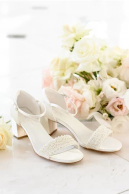 Svadobné topánky zdobené korálkami.